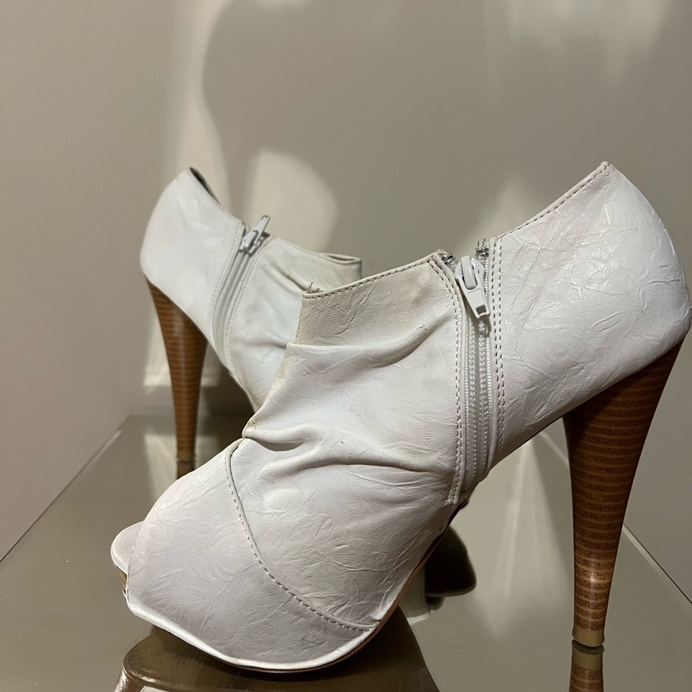 WHITE CRINKLE PU OPEN TOE BOOTIE